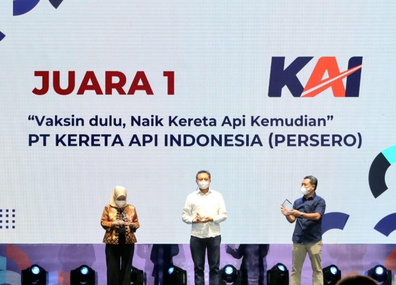 Direktur Keuangan dan Manajemen Risiko KAI Salusra Wijaya menerima penghargaan Juara 1 untuk kategori Social Media & Corporate Campaign program komunikasi berjudul Vaksin Dulu, Naik Kereta Api Kemudian dalam ajang BUMN Corporate Communication and Sustainability Summit (BCOMSS) 2022 yang digelar Kementerian BUMN di Istora Senayan, Jakarta, Rabu (23/3).