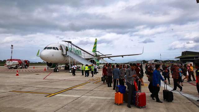 Penumpang salah satu maskapai turun dari pesawat di Bandara Banyuwangi. (Ist.) 