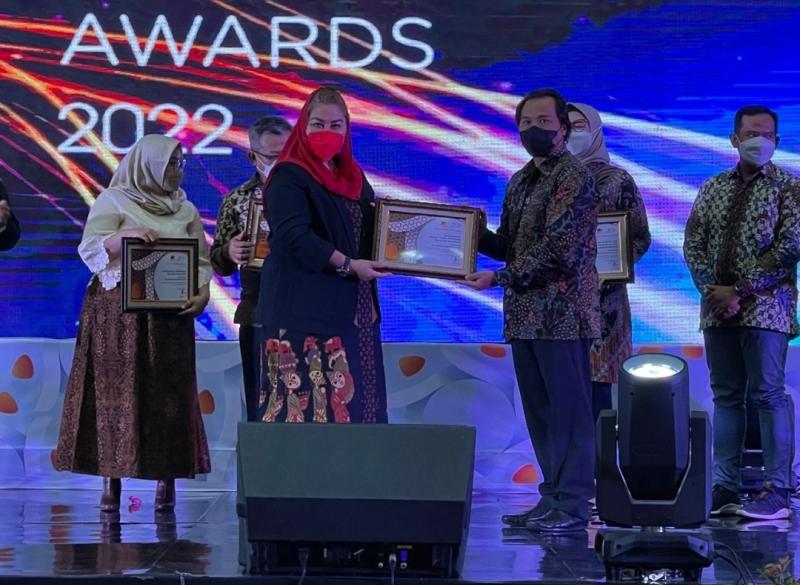 Wakil Walikota Semarang Hevearita G. Rahayu menyerahkan piagam Kementrian Terpopuler di Media Cetak ke Asisten Khusus Menteri Kelautan & Perikanan Doni Ismanto, dalam ajang PRIA 2022 di Semarang, Jumat (25/3), malam