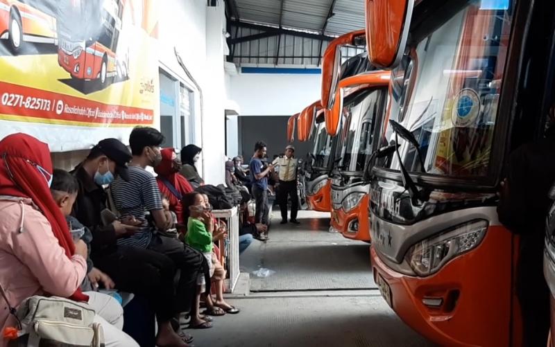 Agan bus PO Rosalia Indah di Bulak Kapal, Kota Bekasi memberangkatkan penumpang ke sejumlah daerah, Jumat (26/3/2022).