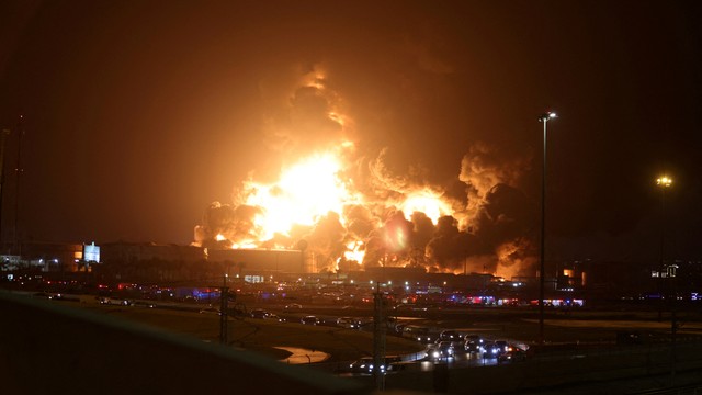 Pemandangan kebakaran di fasilitas penyimpanan minyak Saudi Aramco, setelah serangan, di Jeddah, Arab Saudi, Jumat (25/3/2022). Foto: kumparan.com.