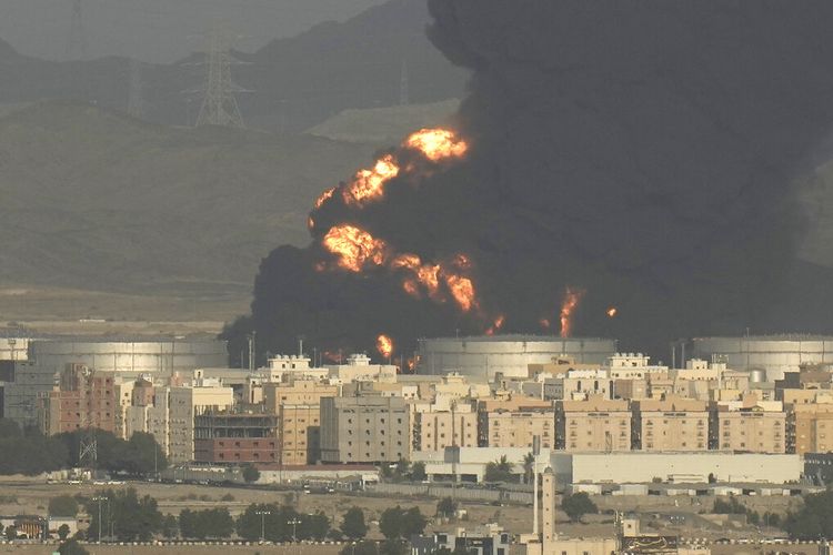 Kepulan asap mengepul dari depot minyak yang terbakar di Jeddah, Arab Saudi, Jumat, 25 Maret 2022. Foto: kompas.com.
