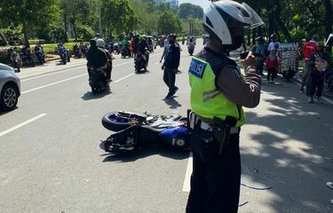 Insiden tersebut melibatkan sepeda motor sport bernomor polisi B 6747 WZA dengan bajaj yang sedang melintas. Foto: kompas.com.
