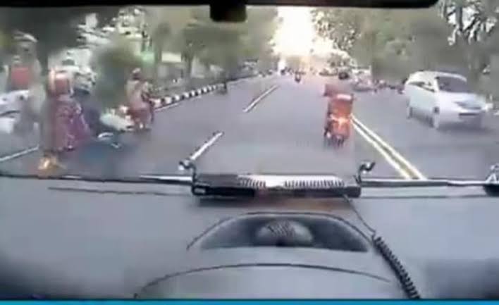 Tangkapan layar aksi Hanifah membukakan jalan buat ambulans di tengah kemacetan dari Karanganyar ke Solo. Foto: inews.id.