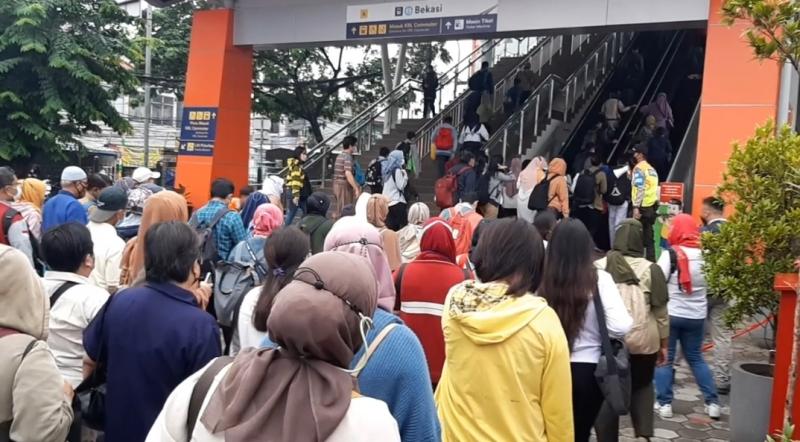 Antrean penumpang KRL di Stasiun Bekasi tidak berlangsung lama, barisan dapat melebur dengan cepat, Senin (28/3/2022).