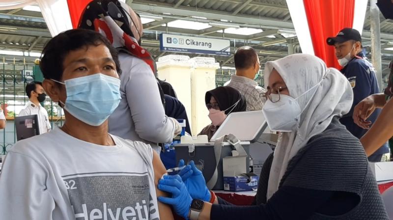 Penyuntikan vaksin booster yang diselenggarakan Polsek Cikarang, Polres Metro Bekasi bersama KAI Commuter di Stasiun Cikarang, Senin (28/3/2022).