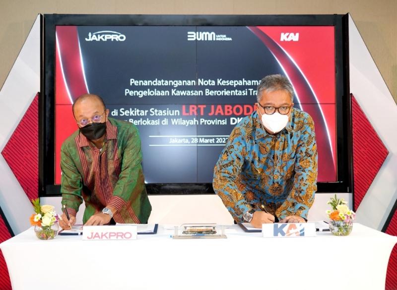 Direktur Perencanaan Strategis dan Pengembangan Usaha PT KAI, Jeffrie N. Korompis dan Direktur Utama PT Jakarta Propertindo Widi Amanasto menandatangani Nota Kesepahaman Pengelolaan Kawasan Berorientasi Transit di Sekitar Stasiun LRT Jabodebek yang berlokasi di wilayah Provinsi DKI Jakarta, Senin (28/03). 