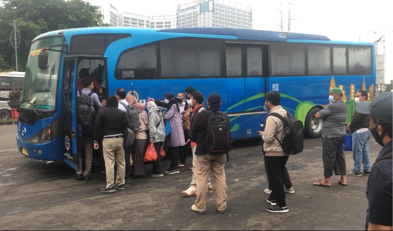 Penumpang bus kota di depan Gerbang Tol Bekasi Timur. Foto: BeritaTrans.com.