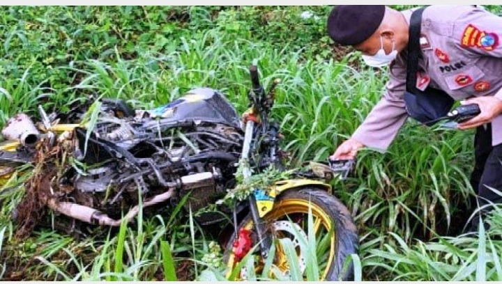 Polisi menemukan sepeda motor korban yang terlempar  di rumput. (Foto:Surya)