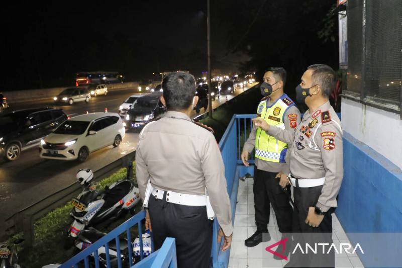 Dirgakkum Korps Lalu Lintas (Korlantas) Polri Brigjen Pol Aan Suhanan melakukan patroli  di Pos Pengamanan Rest Area KM 62 B tol Jakarta Cikampek, Senin (28/2/2022) malam. (Foto:ANTARA) 