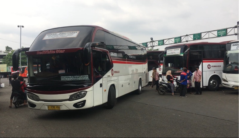 Bus Primajasa rute Bekasi-Singaparna di Terminal Bekasi, Selasa (29/3/2022). Foto: BeritaTrans.com.