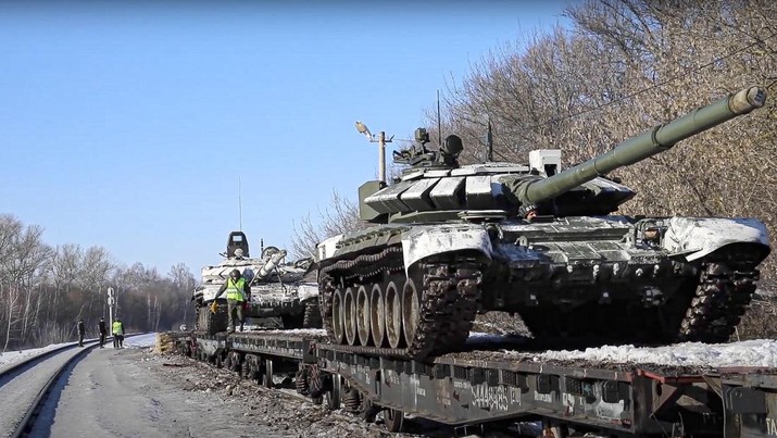 Tank tentara Rusia dimuat ke kereta api pengangkut untuk kembali ke pangkalan permanen mereka setelah latihan.
