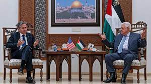 Menteri Luar Negeri AS Antony Blinken, kiri, bertemu dengan pemimpin Palestina Mahmoud Abbas, pada 27 Maret 2022, di kota Ramallah, Tepi Barat.