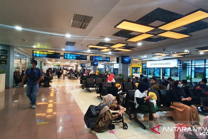 Kesibukan penumpang dan petugas  di Bandara Internasional Minangkabau (BIM) Padang. (Foto:ANTARA)