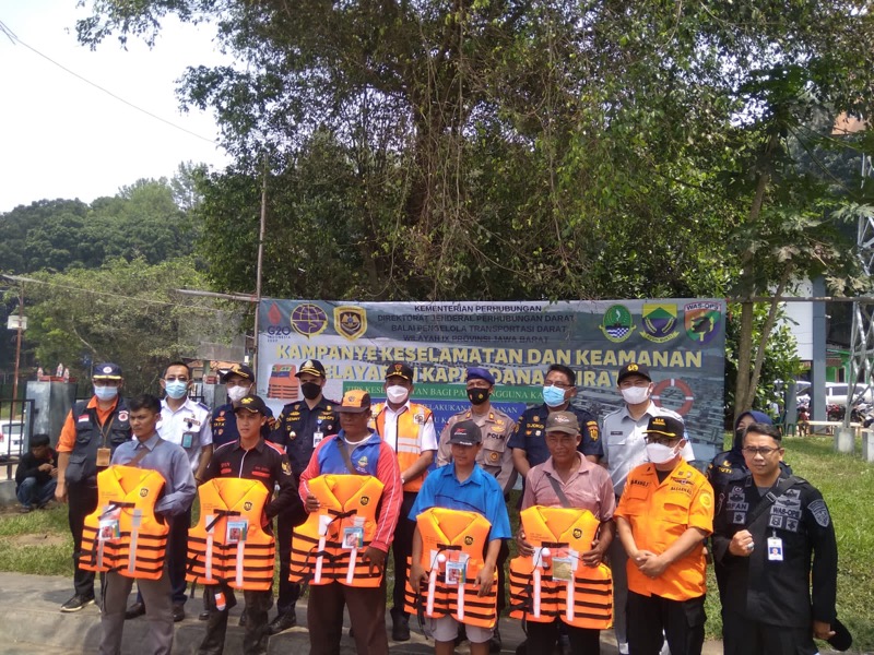 Jasa Raharja Cabang Utama Jawa Barat Melakukan Sosialisasi Kampanye Keselamatan dan Keamanan Transportasi Sungai dan Danau kepada Nahkoda Kapal Wisata  yang dilaksanakan di Dermaga Coklat Waduk Cirata (30/3/2022). Foto: istimewa.