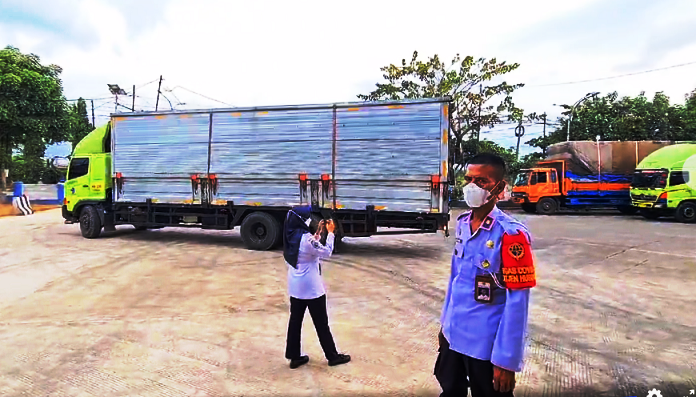 Kepala Jembatan Timbang Losarang, Sabiis tengah memantau truk-truk yang diparkir karena  melebihan JBI. (Taryani)   