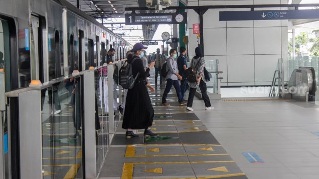 Penumpang turun dari MRT di Jakarta, Kamis (24/3/2022). [Foto:Suara.com) 