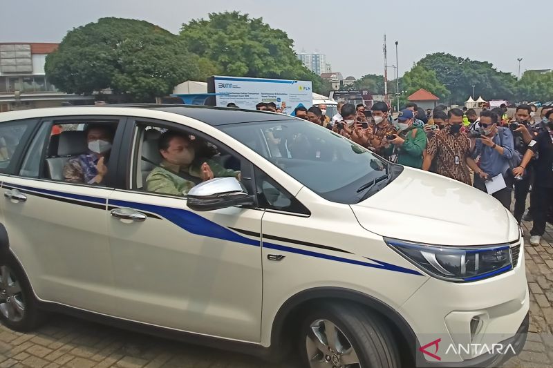 Menko Perekonomian Airlangga Hartarto mengemudikan mobil konsep Toyota Kijang Innova listrik di gelaran Indonesia International Motor Show (IIMS) Hybrid 2022 di JIEXPO Kemayoran, Kamis (31/3/2022) (Foto:ANTARA)