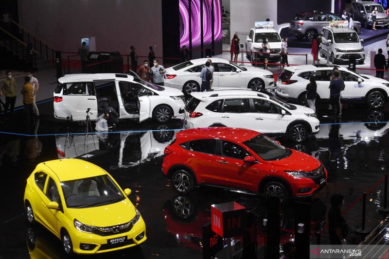 Pengunjung melihat sejumlah mobil yang dipamerkan pada pembukaan IIMS Hybrid 2021 di JiExpo Kemayoran, Jakarta, Kamis (15/4/2021). (Foto:ANTARA) 