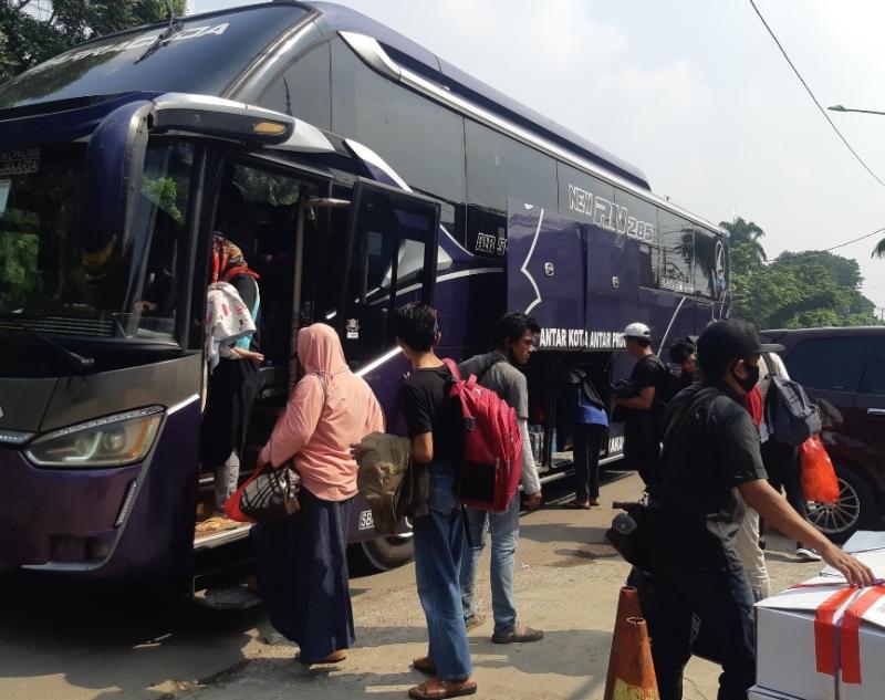 Penumpang menaiki bus yang akan diberangkatkan dari agen Bulak Kapal, Bekasi, Jawa Barat, Kamis (31/3/2022)