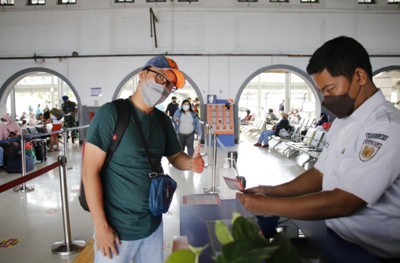 Penumpang di Stasiun Pasar Senen melakukan pemeriksaan tiket untuk naik KA. (Foto:dok KAI)