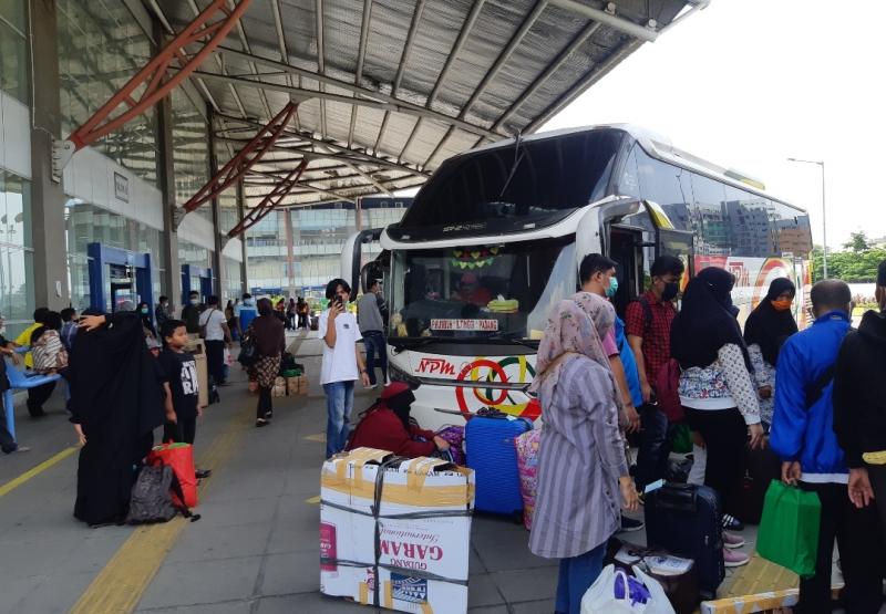 Penumpang hendak naik bus di Terminal Pulo Gebang. (Ist) 