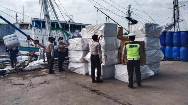 Anggota Polsek KPL berpatroli di kawasan Pelabuhan Trisakti, Selasa (29/3/2022). (Foto:RadarBanjarmasin).