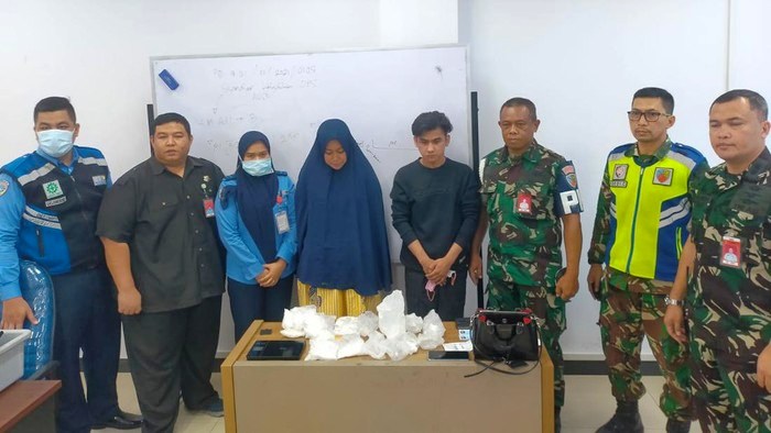 Dua mahasiswa bawa sabu ditangkap di bandara Pekanbaru. (Foto: detik.com) 