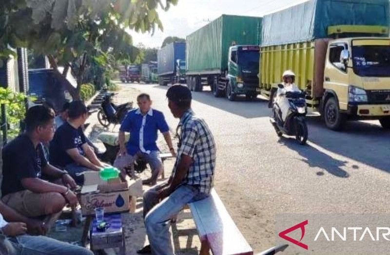 Truk-truk ODOL antre di jalan. (Foto:ANTARA)