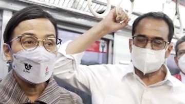 Menteri Keuangan Sri Mulyani Bersama Menteri Perhubungan, Budi Karya Sumadi mencoba rute KRL Stasiun Cikarang-Stasiun Bekasi Timur, bagian dari kereta double-double track (DTT) Manggarai-Cikarang. (Tangkapan Layar via Instagram @smindrawati)