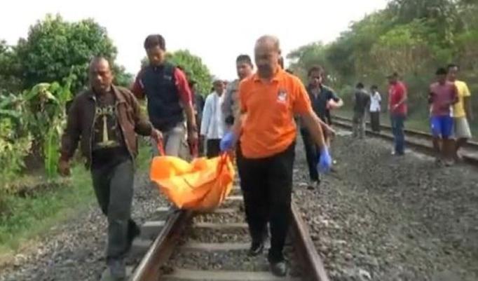 Ilustrasi petugas mengevakuasi korban kecelakaan kereta api. (Ist.)