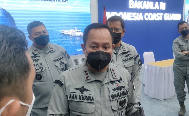 Kepala Bakamla, Laksdya TNI Aan Kurnia mengungkap penemuan senjata api jenis pistol rakitan ilegal di kapal yang tak terurus di perairan Teluk Dalam Ambon, Maluku. 