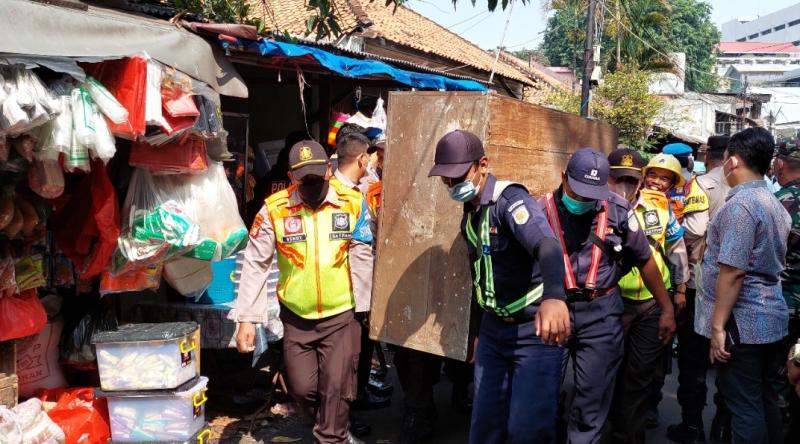 Penertiban di lahan PT KAI di kawasan Jalan Ceylon, Kelurahan Kebon Kelapa, Kecamatan Gambir, Jakarta Pusat. 