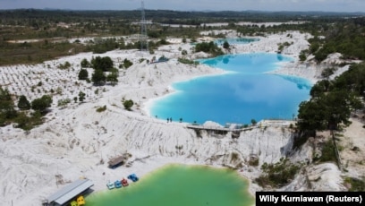 Pemandangan dari udara memperlihatkan sebuah danau bernama Kulong Biru di Koba, Pulau Bangka, 2 Mei 2021. (Foto: REUTERS/Willy Kurniawan)