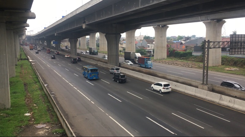 Ilustrasi kendaraan melintas di Tol Bekasi Timur. Foto: BeritaTrans.com.