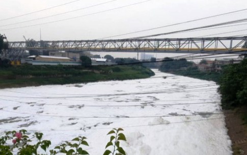 Kondisi air Kali Bekasi yang berbau dan berbusa. (Foto:tvonenews)