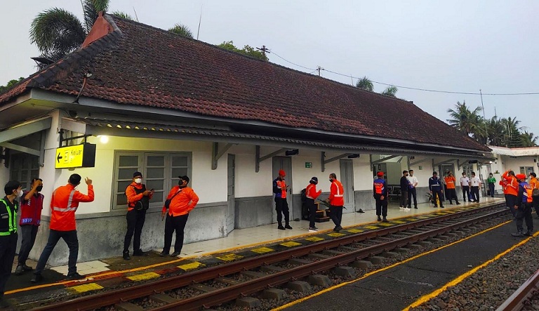 Petugas bersiap-siaga di Stasiun Gumilir yang pada Jumat (1/4/2022) mulai dioperasikan kembali melayani naik turunnya penumpang. (Foto:Dok.SuaraMerdeka) 