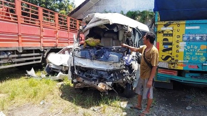 Kondisi mobil Elf rusak parah setelah bertabrakan dengan truk di Pemalang, Jumat (1/4/2022). (Foto:Dok.tvonenews.com)