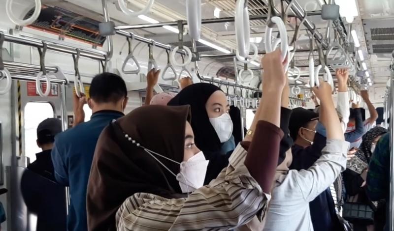 KAI Commuter mengatur cara untuk berbuka puasa di dalam KRL selama Bulan Ramadhan.(ist)