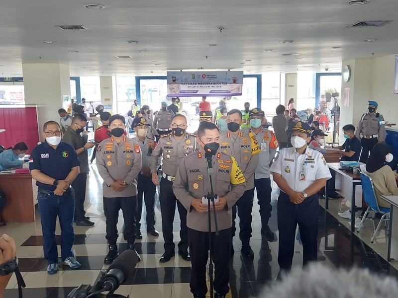 Kapolda Metro Jaya, Irjen Pol Fadil Imran melakukan kunjungan dan pengecekan langsung pelaksanaan vaksinasi booster di Terminal Pulo Gebang, Jakarta Timur. Foto: istimewa.