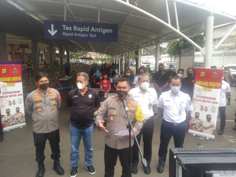 Kapolda Metro Jaya, Irjen Pol Fadil Imran melakukan kunjungan dan pengecekan langsung pelaksanaan vaksinasi booster di beberapa wilayah di DKI Jakarta sebagai bentuk respon cepat terhadap instruksi Presiden dan Kapolri. Foto: istimewa.