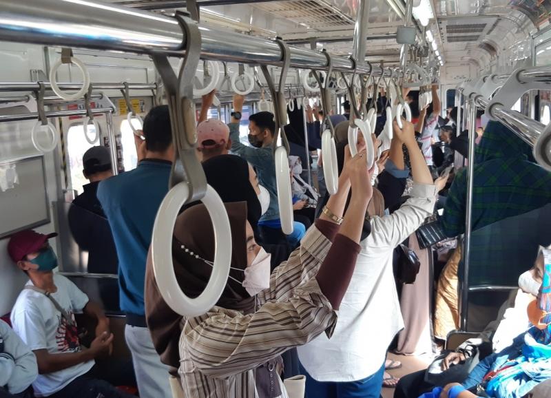 Suasana di dalam rangkaian KRL yang mengangkut penumpang dari arah Stasiun Cikarang menuju JakartaKota pada Ahad (3/4/2022).