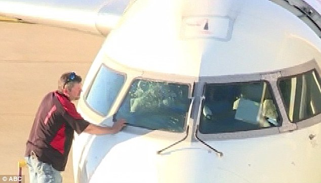 Ilustrasi kaca kokpit pesawat pecah. (Foto: Dok.iNews.id)