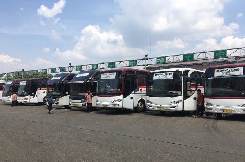 Bus antrakota Primajasa di area keberangkatan Terminal Bekasi, Minggu (3/4/2022). Foto: BeritaTrans.com.