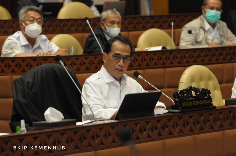 Menhub Budi Karya Sumadi didaampingi Pejabat Eselon I  di Komisi V DPR