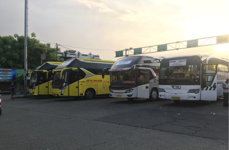 Bus antarkota di area keberangkatan Terminal Bekasi, Senin (4/4/2022). Foto: BeritaTrans.com.