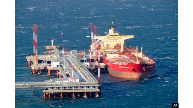 Foto ilustrasi: Kapal tanker berlabuh di terminal ekspor minyak di pelabuhan timur jauh Kozmino, Rusia. 