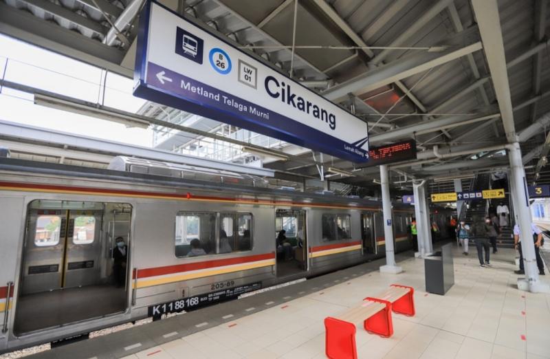 Stasiun Cikarang tidak hanya memberangkatkan KRL Jabodetabek saja, namun kini resmi melayani perjalanan KA Jarak Jauh dan KA Lokal.(Ist)