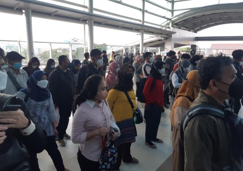 Penumpang KRL berbaris mengantre di Stasiun Bekasi, Senin (4/4/2022).