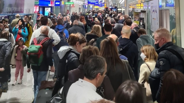 Penumpang antre panjang dan lama di Bandara Heathrow. (Foto: Helen Arvanitopoulos)